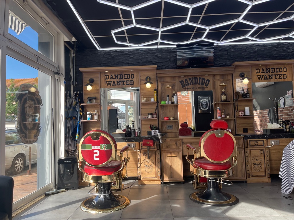 داخل #ABDEL BARBER في Gravelines، مع كراسي حلاقة حمراء وذهبية ومرايا وديكور خشبي